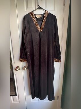 80’s-90’s Vintage Black and Leopard Print Velvet Feel Robe